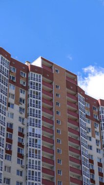 Mavi gökyüzünün arka planında büyük bir inşaat alanı. Brick, apartman dairesi. Tasarım için sanayi teması