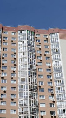 Mavi gökyüzünün arka planında büyük bir inşaat alanı. Brick, apartman dairesi. Tasarım için sanayi teması