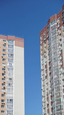 Mavi gökyüzünün arka planında büyük bir inşaat alanı. Brick, apartman dairesi. Tasarım için sanayi teması