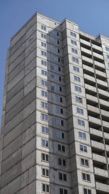 Mavi gökyüzünün arka planında büyük bir inşaat alanı. Brick, apartman dairesi. Tasarım için sanayi teması