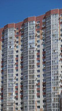 Mavi gökyüzünün arka planında büyük bir inşaat alanı. Brick, apartman dairesi. Tasarım için sanayi teması