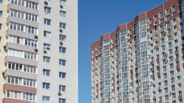 Mavi gökyüzünün arka planında büyük bir inşaat alanı. Brick, apartman dairesi. Tasarım için sanayi teması
