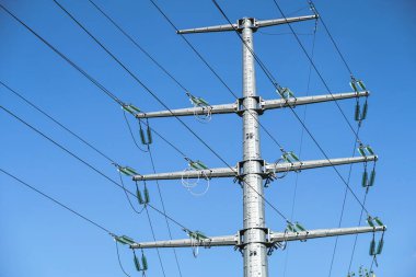 Elektrik kablolarının aktığı yüksek voltaj direği. Nükleer santraller için elektrik hatları ve alt istasyonlar. Tasarım için sanayi teması