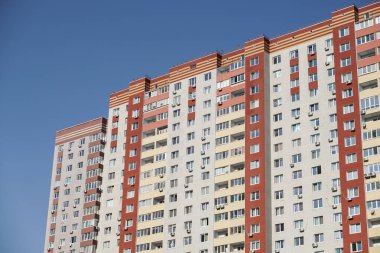 Mavi gökyüzünün arka planında büyük bir inşaat alanı. Brick, apartman dairesi. Tasarım için sanayi teması