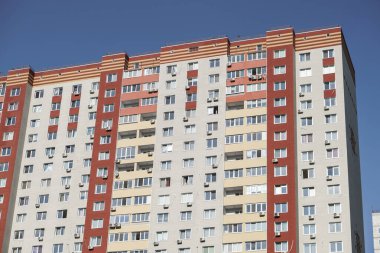 Mavi gökyüzünün arka planında büyük bir inşaat alanı. Brick, apartman dairesi. Tasarım için sanayi teması