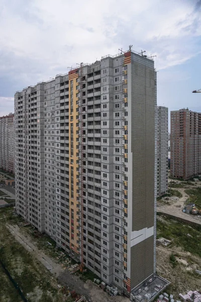 Construção Vários Estágios Durante Processo Construção Com Guindaste Amarelo Fundo — Fotografia de Stock