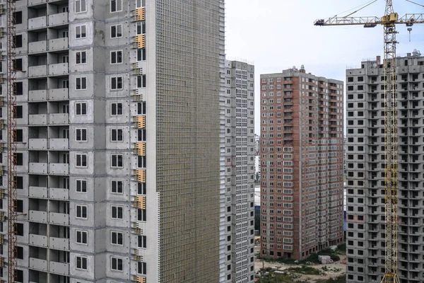 Construção Vários Estágios Durante Processo Construção Com Guindaste Amarelo Fundo — Fotografia de Stock