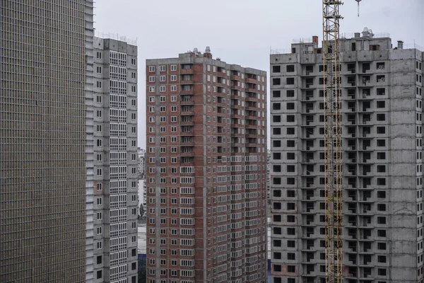 Construção Vários Estágios Durante Processo Construção Com Guindaste Amarelo Fundo — Fotografia de Stock