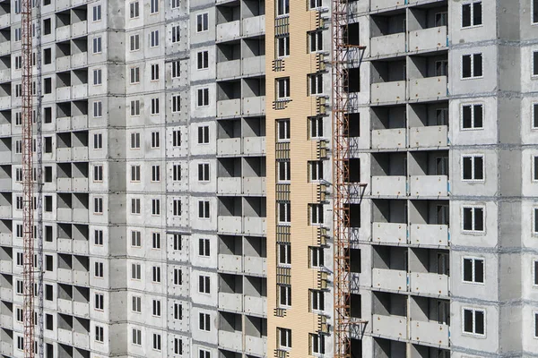 Grote Bouwplaats Een Achtergrond Van Blauwe Lucht Brick Paneel Flatgebouw — Stockfoto