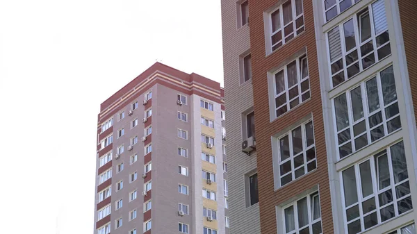 Gran Obra Construcción Sobre Fondo Cielo Azul Ladrillo Edificio Apartamentos —  Fotos de Stock