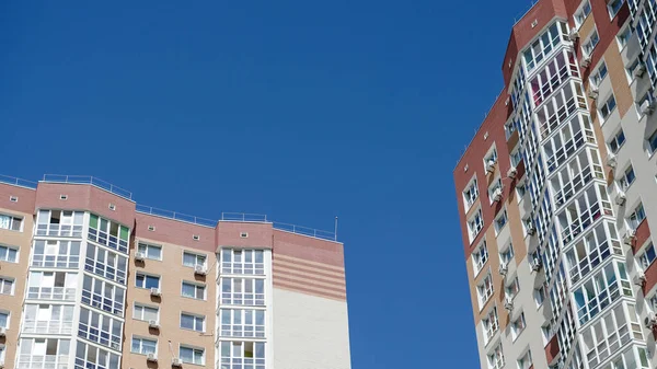 Mavi Gökyüzünün Arka Planında Büyük Bir Inşaat Alanı Brick Apartman — Stok fotoğraf