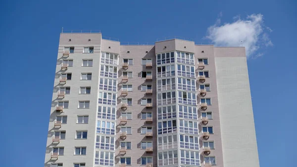 Gran Obra Construcción Sobre Fondo Cielo Azul Ladrillo Edificio Apartamentos — Foto de Stock