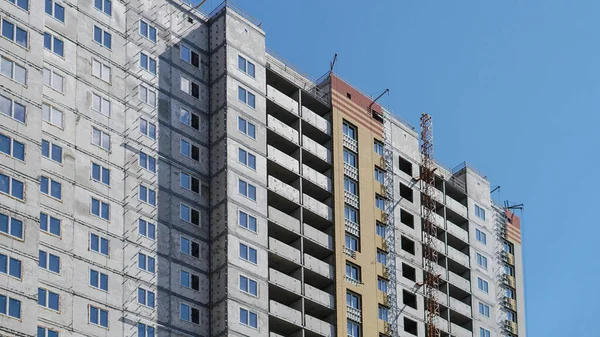 Mavi Gökyüzünün Arka Planında Büyük Bir Inşaat Alanı Brick Apartman — Stok fotoğraf