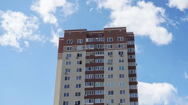 Mavi Gökyüzünün Arka Planında Büyük Bir Inşaat Alanı Brick Apartman — Stok fotoğraf