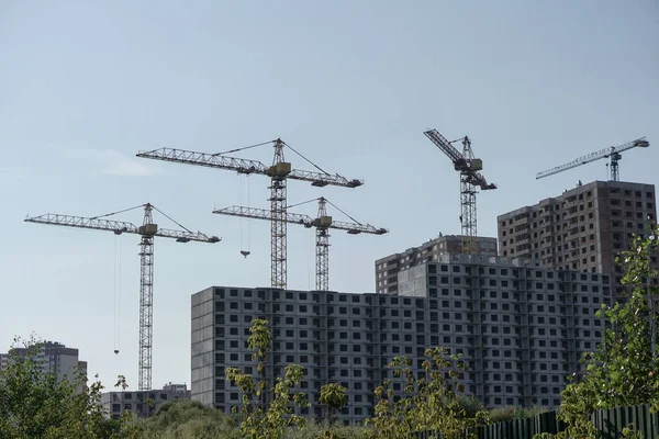 Mehrstufige Konstruktion Während Des Bauprozesses Mit Einem Gelben Kran Industrieller — Stockfoto