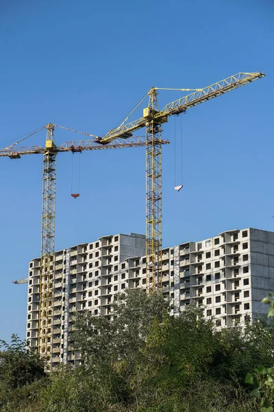 Mehrstufige Konstruktion Während Des Bauprozesses Mit Einem Gelben Kran Industrieller — Stockfoto