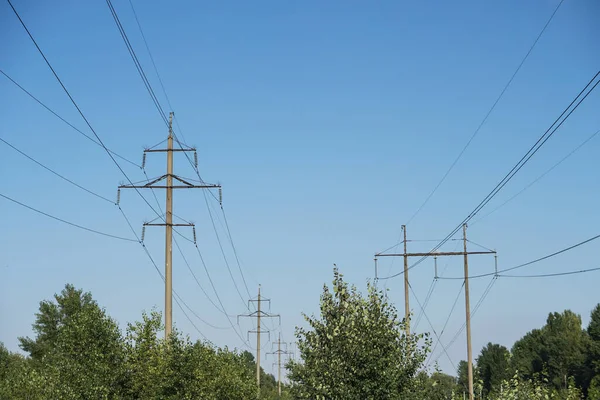 Pólo Alta Tensão Com Fios Através Dos Quais Eletricidade Flui — Fotografia de Stock