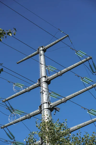 Pólo Alta Tensão Com Fios Através Dos Quais Eletricidade Flui — Fotografia de Stock