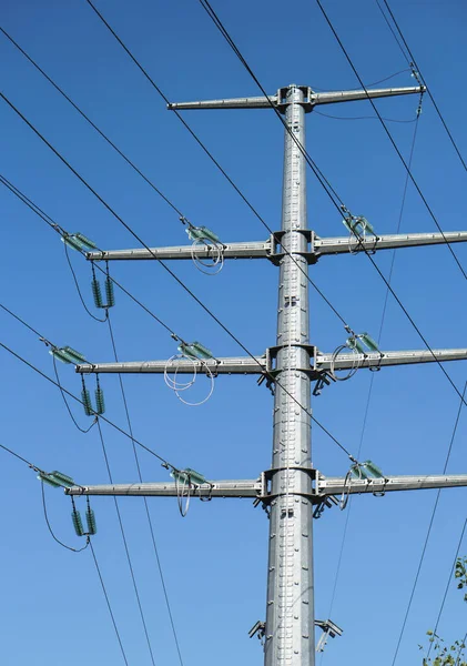 Pólo Alta Tensão Com Fios Através Dos Quais Eletricidade Flui — Fotografia de Stock