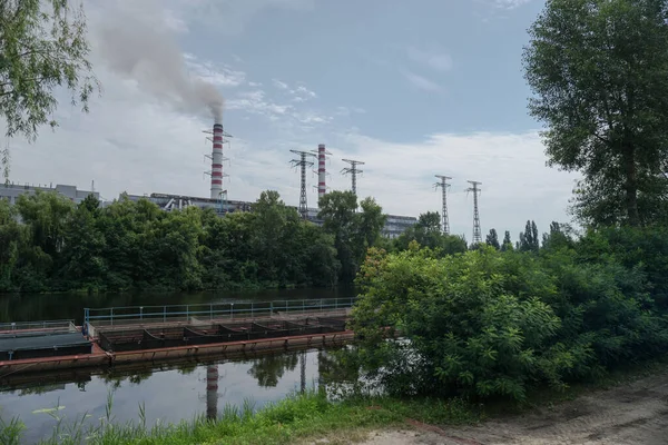 Gökyüzüne Karşı Duman Olan Bitkinin Borusu Çevre Kirliliğinin Fabrika Çevre — Stok fotoğraf