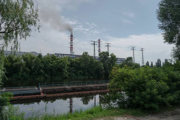 Gökyüzüne Karşı Duman Olan Bitkinin Borusu Çevre Kirliliğinin Fabrika Çevre — Stok fotoğraf