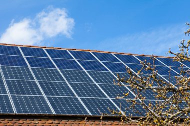 Yenilenebilir enerji - çatısında güneş panelleri