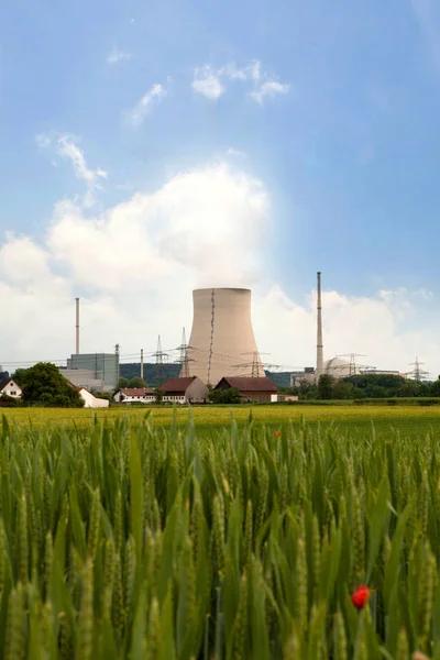 Usina Nuclear Isar Atrás Campo Papoula Vermelha Baviera Alemanha — Fotografia de Stock