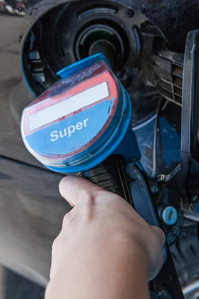 Bombeo Gas Una Gasolinera Autoservicio — Foto de Stock