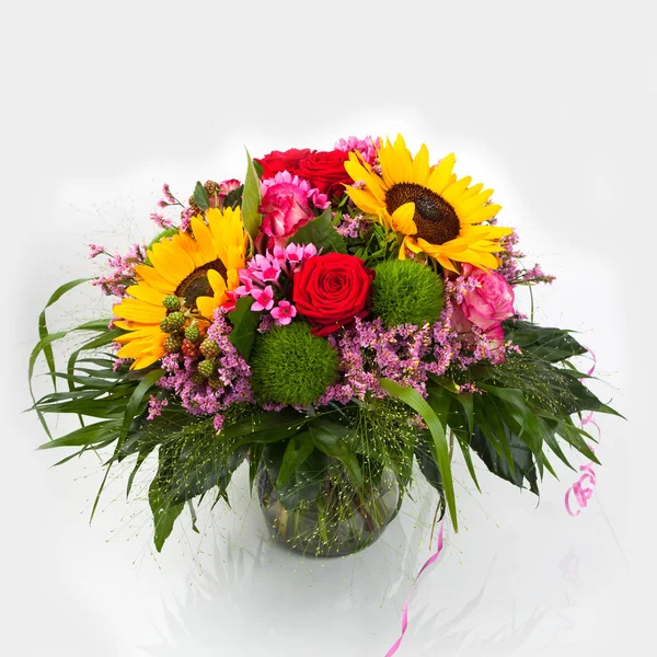 Güzel Renkli Taze Çiçekler Buket Üzerinde Beyaz Backg Izole — Stok fotoğraf
