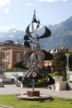 Meran, İtalya - 15,2016 olabilir: Heykel Filarmoni Orkestrası Belediye Binası önünde