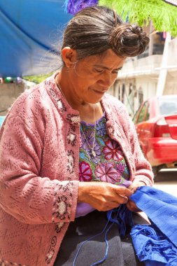San Lorenzo Zinacantan, Meksika - 10 Mayıs 2014: Geleneksel Tzotzil kadın giysi ve bezler diker. San Lorenzo Zinacantan Chiapas ve Meksika Devlet Merkezi Chiapas dağlarında Güney kesiminde bir köydür. 
