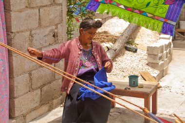 San Lorenzo Zinacantan, Meksika - 10 Mayıs 2014: Geleneksel Tzotzil kadın giysi ve bezler diker. San Lorenzo Zinacantan Chiapas ve Meksika Devlet Merkezi Chiapas dağlarında Güney kesiminde bir köydür.