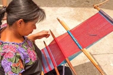 San Lorenzo Zinacantan, Meksika - 10 Mayıs 2014: geleneksel Huipil dokuma tezgahı yerli Tzotzil kadın. San Lorenzo Zinacantan Chiapas ve Meksika Devlet Merkezi Chiapas dağlarında Güney kesiminde bir köydür.