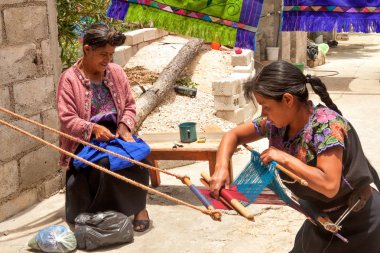 San Lorenzo Zinacantan, Meksika - 10 Mayıs 2014: geleneksel Huipil dokuma tezgahı yerli Tzotzil kadın. San Lorenzo Zinacantan Chiapas ve Meksika Devlet Merkezi Chiapas dağlarında Güney kesiminde bir köydür. 