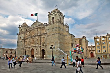 Oaxaca, Meksika - 7 Mayıs 2014: Cathedral of Our Lady varsayım (Catedral de Nuestra Senora de la Asuncion), Oaxaca de Juarez (Unesco Dünya Mirası Listesi'nde, 1987), Oaxaca. Meksika, 16-18 yüzyıl.