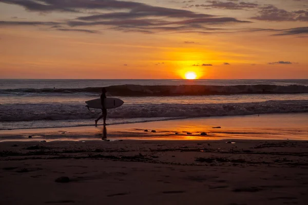 Surfers Για Την Παραλία Της Σάντα Τερέζα Στο Ηλιοβασίλεμα Κόστα — Φωτογραφία Αρχείου