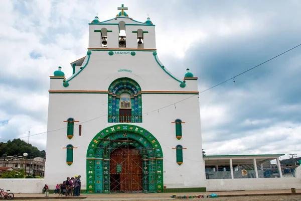 Les Gens Tiennent Devant Église Colorée San Juan Chamula Est — Photo