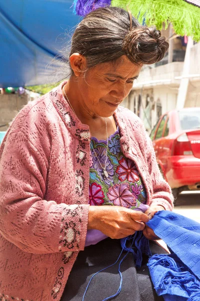 San Lorenzo Zinacantan México Mayo 2014 Una Mujer Tzotzil Tradicional — Foto de Stock