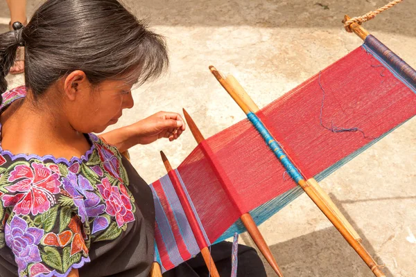 San Lorenzo Zinacantan México Mayo 2014 Mujer Indígena Tzotzil Tejiendo — Foto de Stock