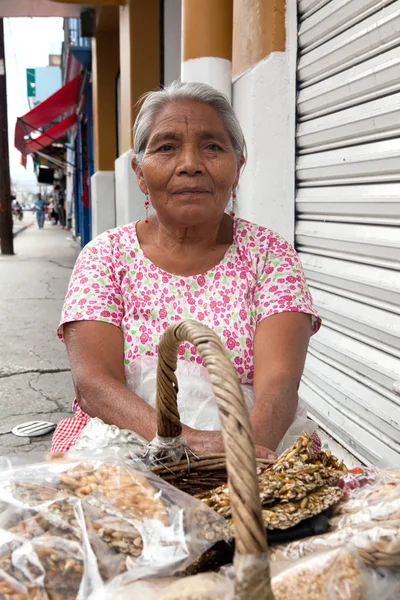 Oaxaca México Mayo 2015 Mujer Mayor Vendiendo Dulces Mexicanos Tradicionales — Foto de Stock