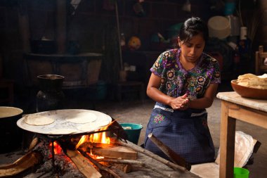 Geleneksel Maya Tzotzil kadın Mısır ekmeği turistler için Zinacantan, Chiapas, Meksika evinde yapar.