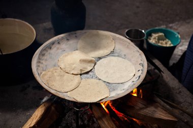 Zinacantan, Meksika - 10 Mayıs 2014: geleneksel Maya Tzotzil yer yer ekmeği pişirmek için.