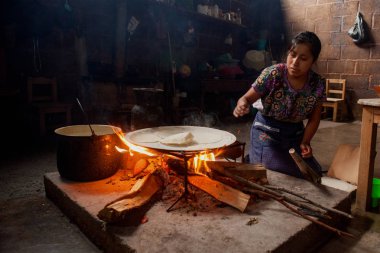 Geleneksel Maya Tzotzil kadın Mısır ekmeği turistler için Zinacantan, Chiapas, Meksika evinde yapar.