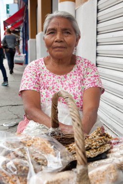 Oaxaca, Meksika için sokakta geleneksel Meksika tatlılar satan yaşlı kadın. Tatlı adını Palanquetas veya pepitorias vardır. Onlar genellikle düz, diskleri veya bloklar vardır. Yerli Meksikalılar onları ben ile yapar