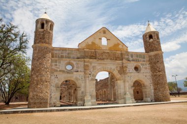 Santiago Apstol eski manastır. Eski manastır içinde şehir, Cuilapam de Guerrero Oaxaca Meksika devlet bulunur. Tesisin önünde yürüyen bazı yerliler.