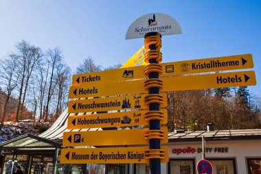 Schwangau, Almanya - 4 Mart 2018: Almanya'da Bavyera Alpleri ünlü Neuschwanstein Şatosu, turist bilgi işareti.