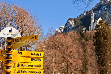 Schwangau, Almanya - 4 Mart 2018: Almanya'da Bavyera Alpleri ünlü Neuschwanstein Şatosu, turist bilgi işareti.