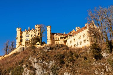 Schwangau, Almanya - 4 Mart 2018: Turist bilgi işareti Almanya'da Bavyera Alpleri ünlü Hohenschwangau kalesinde.