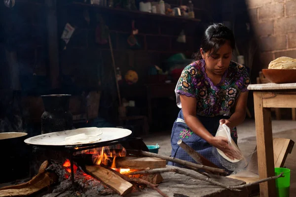 Tradicional Mujer Maya Tzotzil Hace Tortillas Maíz Para Turistas Casa — Foto de Stock