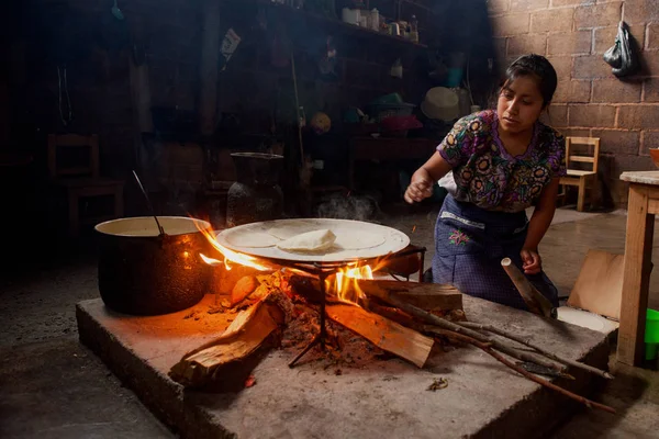 Традиційні Майя Tzotzil Жінка Робить Кукурудзяні Коржі Туристів Своєму Будинку — стокове фото